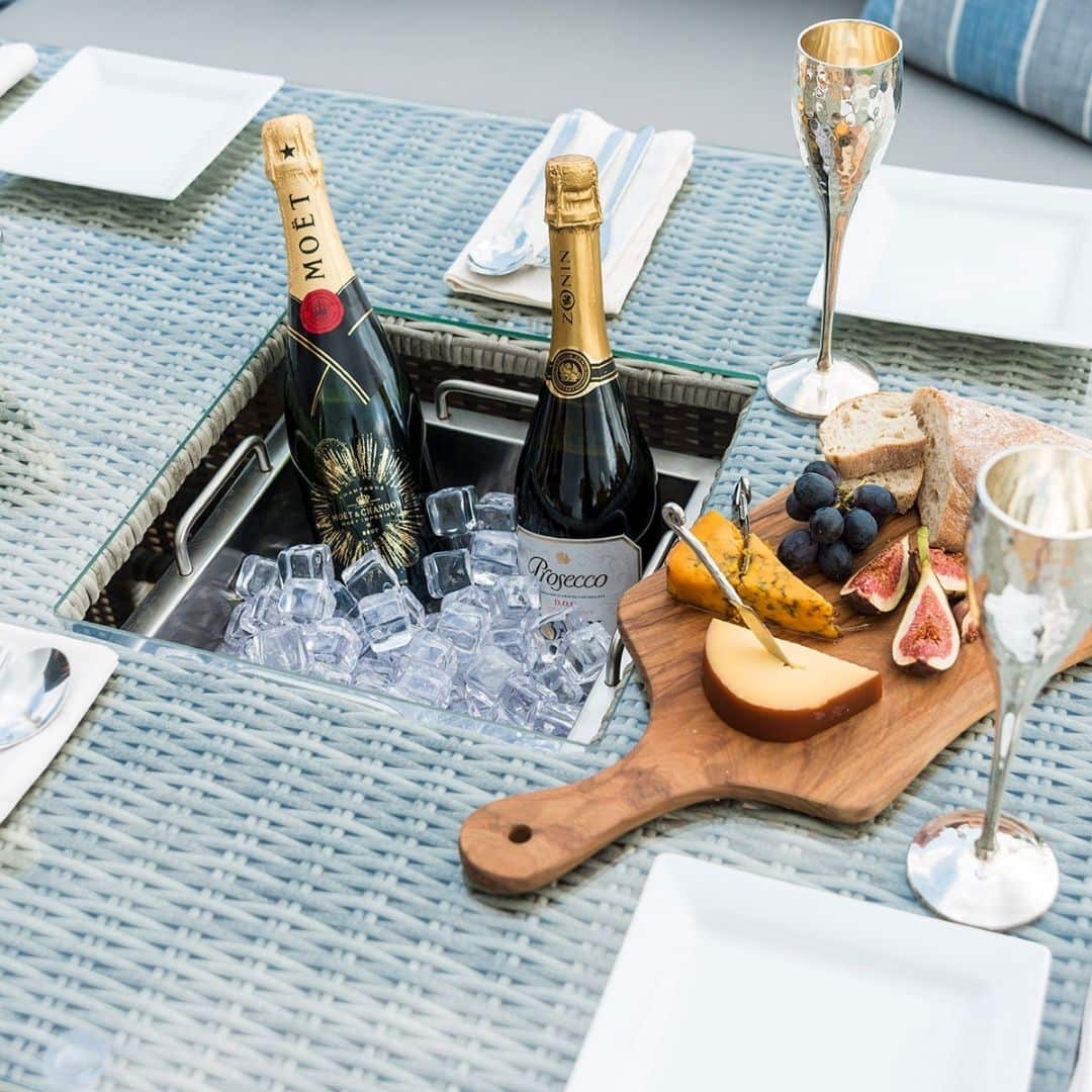 Close up of the ice bucket dining table