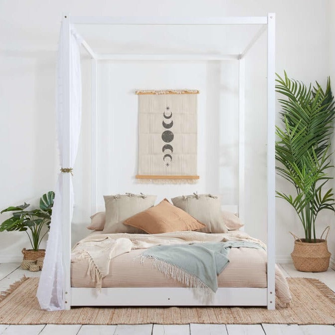 white four poster bed