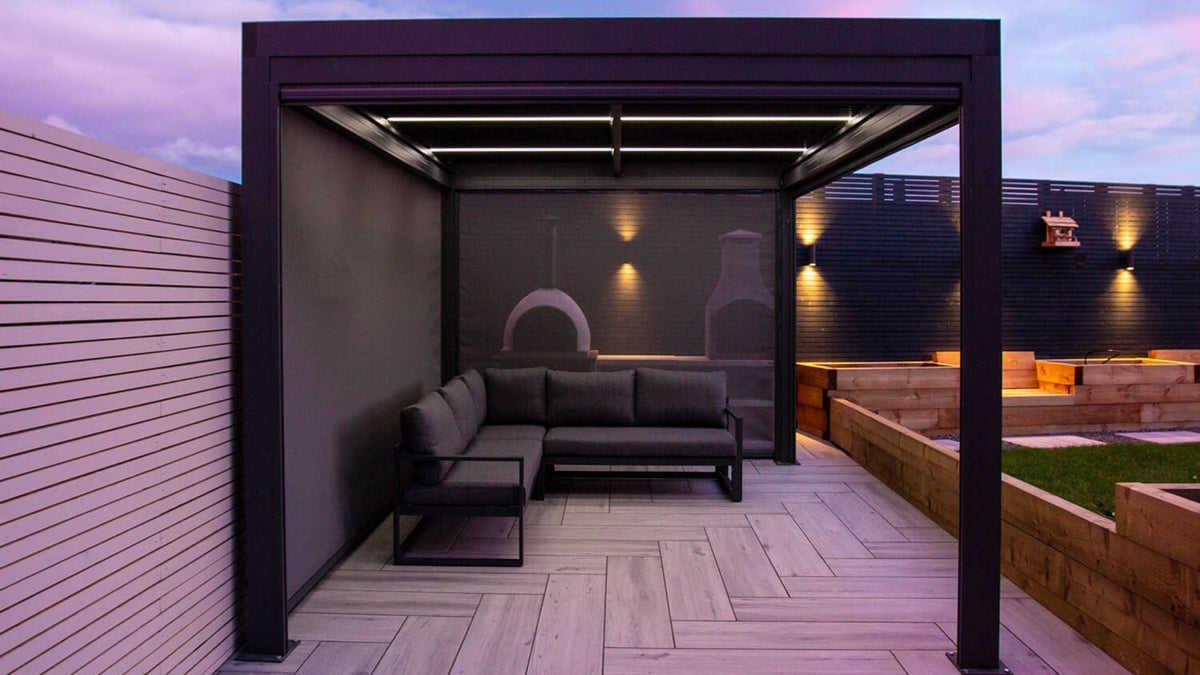 Side view of an aluminium pergola with two privacy screens.