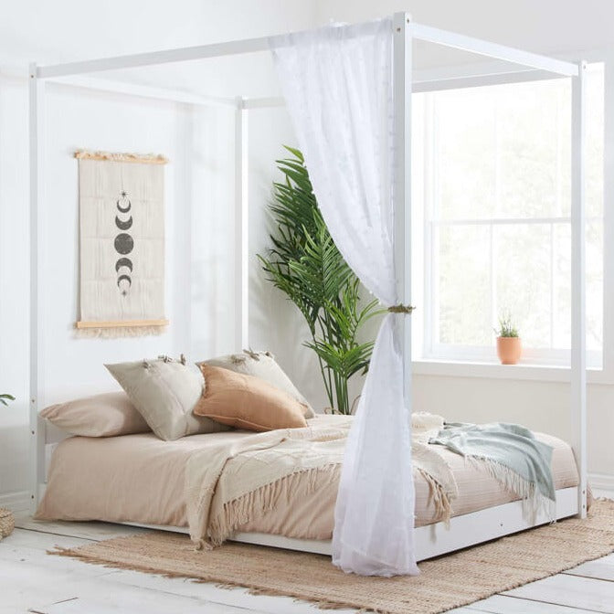 white four poster bed
